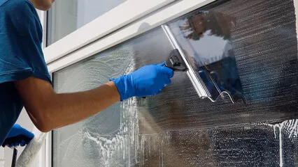 SG-Sonnenschutztechnik - Sonnenschutztechnik - Fensterglas reinigen